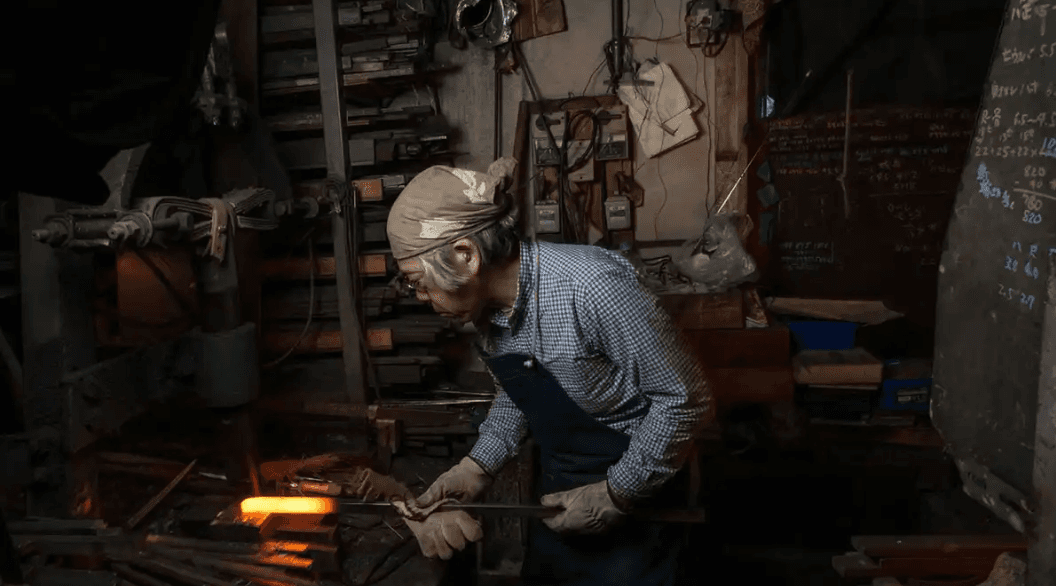 Artesão forjando faca japonesa