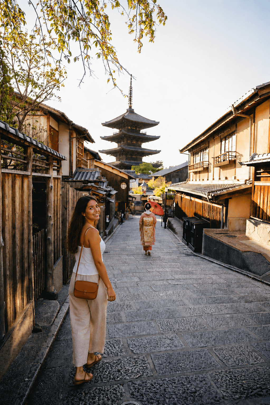 Viajante Ajisai caminhando por rua tradicional em Kyoto, com pagode ao fundo