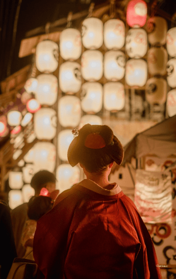 Maiko durante o Yoiyama, Gion Matsuri, Kyoto