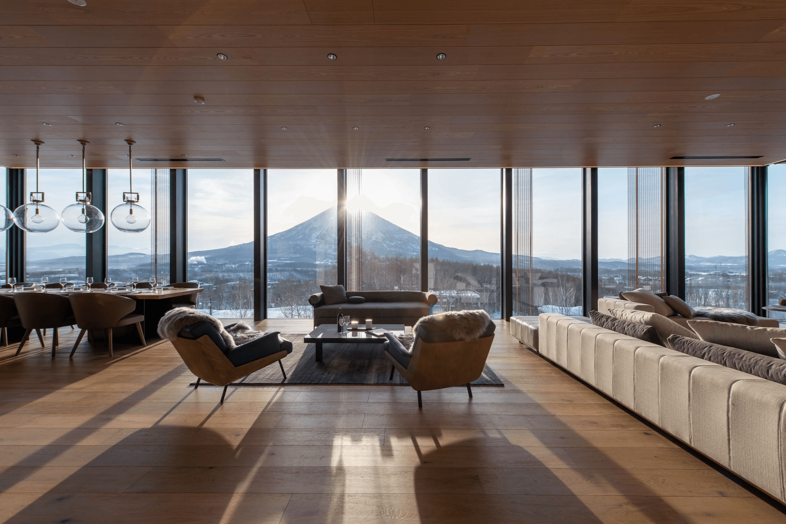 Lounge do Intuition Hotel em Niseko, com vista para o Monte Yotei
