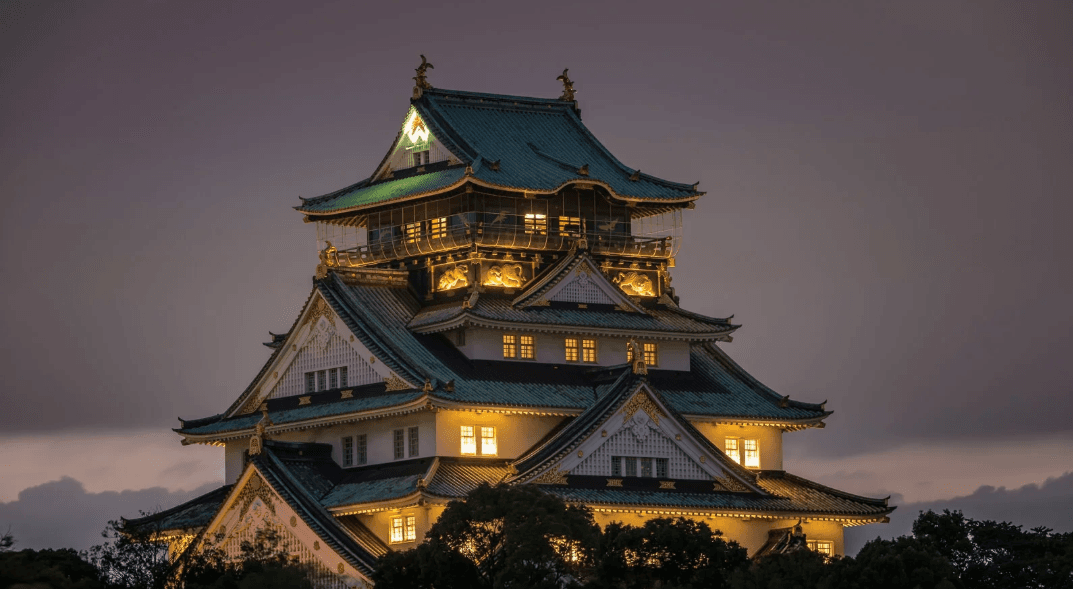 Castelo de Osaka iluminado ao entardecer