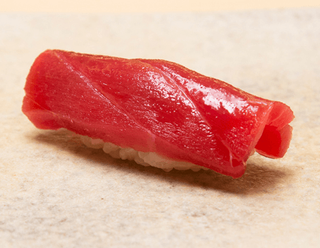 Nigiri de atum premium servido em balcão japonês