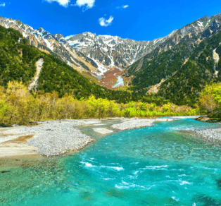 Rio de águas turquesa cercado por montanhas japonesas