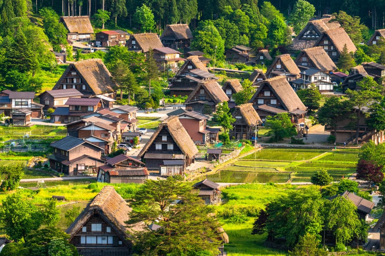 Vilarejo histórico de Shirakawa-go entre montanhas verdes